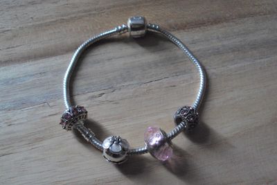 Bracelet modèle mailles serpent fines, avec charms-breloques  stylisés, finition argent sterling 925 rhodié, neuf
