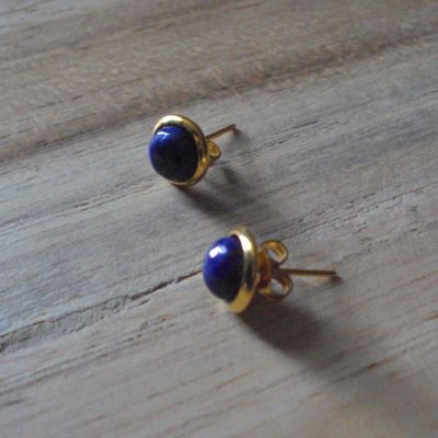 Boucles d'oreilles avec petit cabochon  de 5 mm de diamètre, en pierre naturelle lapis lazuli, fermoir en alliage de cuivre, neuves