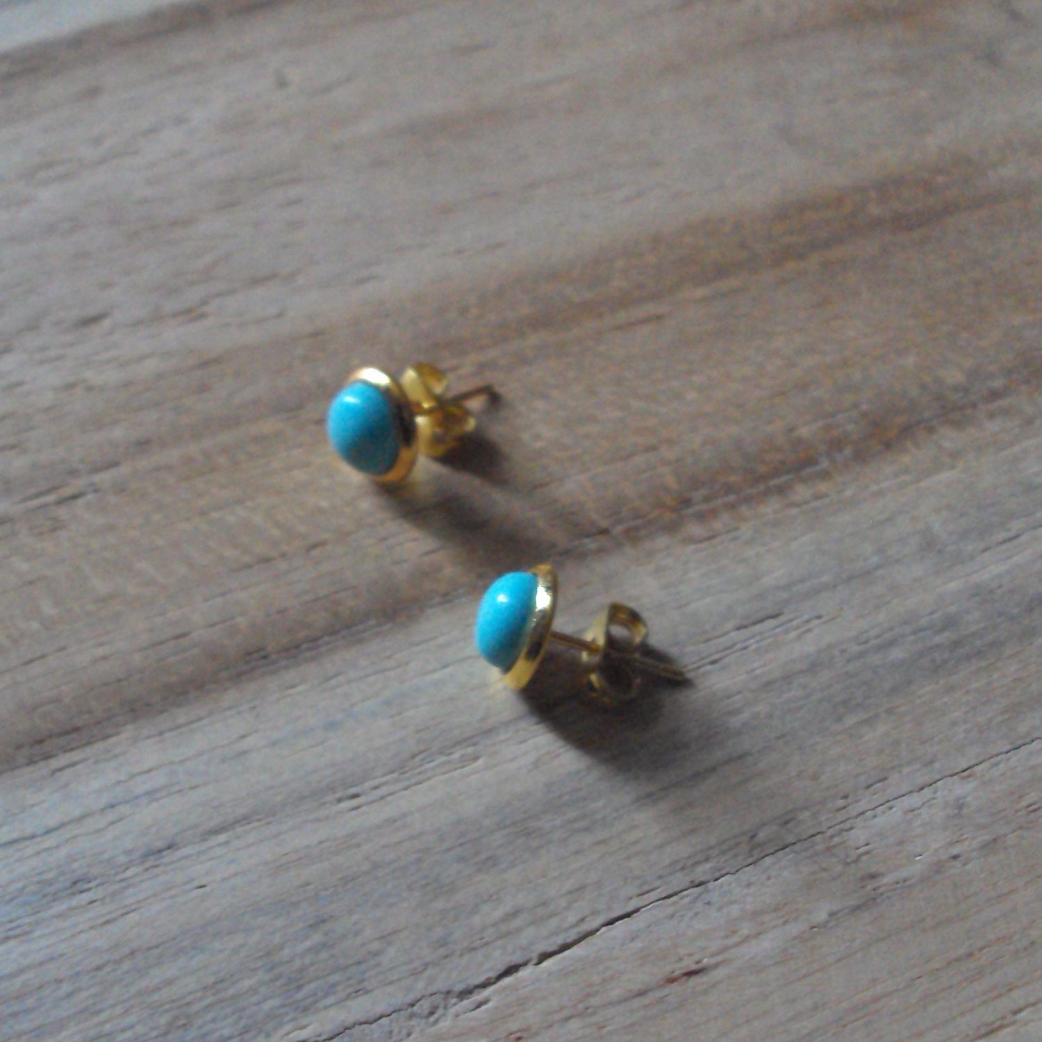 Boucles d'oreilles avec petit cabochon  de 5 mm de diamètre, en pierre naturelle turquoise fermoir en alliage de cuivre, neuves