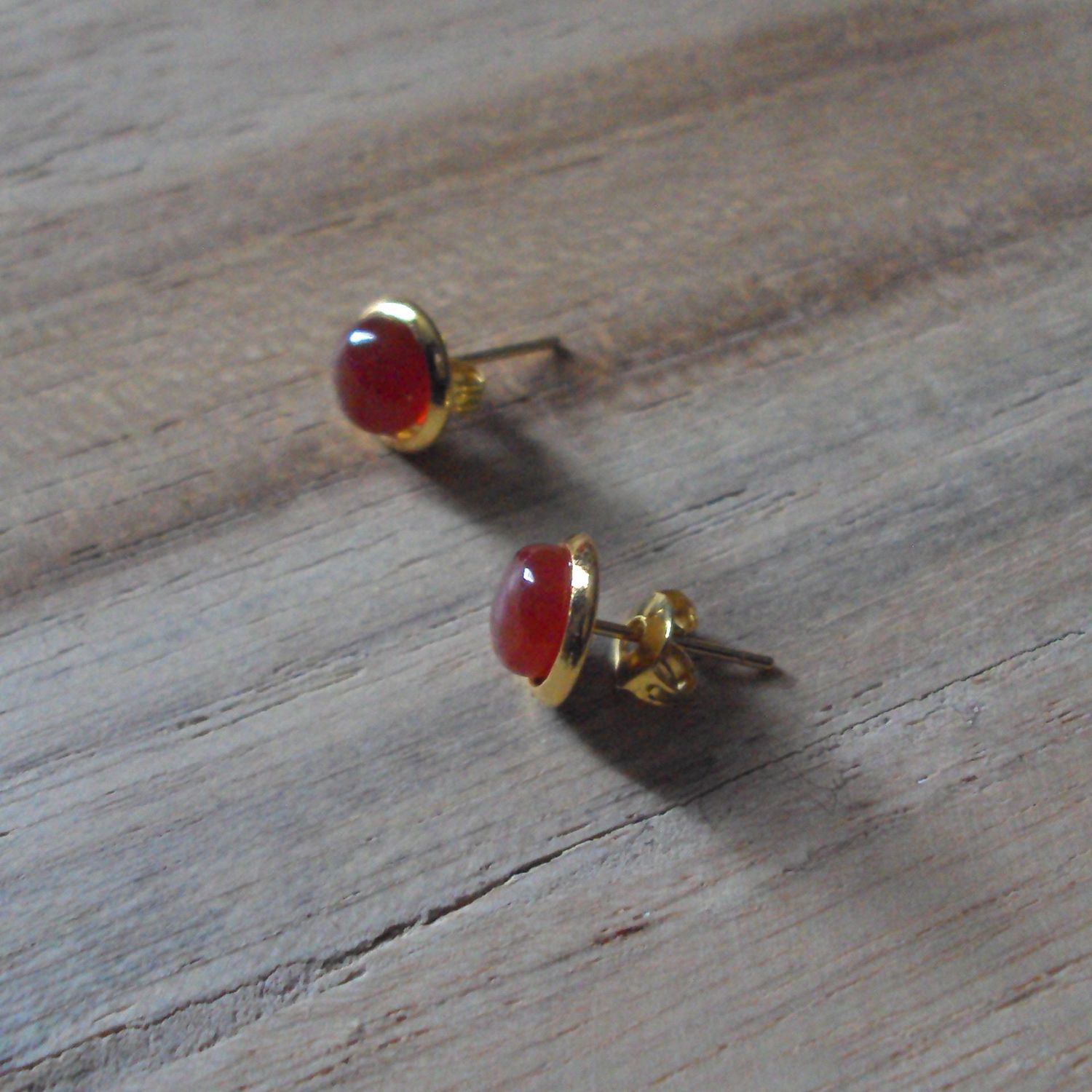 Boucles d'oreilles avec petit cabochon  de 5 mm de diamètre, en pierre naturelle agate rouge, fermoir en alliage de cuivre, neuves