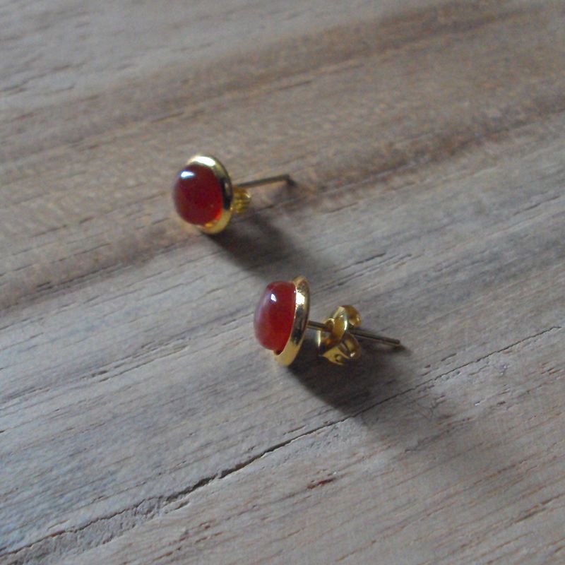 Boucles d'oreilles avec petit cabochon  de 5 mm de diamètre, en pierre naturelle agate rouge, fermoir en alliage de cuivre, neuves