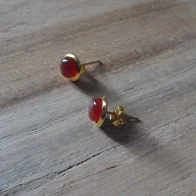 Boucles d'oreilles avec petit cabochon  de 5 mm de diamètre, en pierre naturelle agate rouge, fermoir en alliage de cuivre, neuves