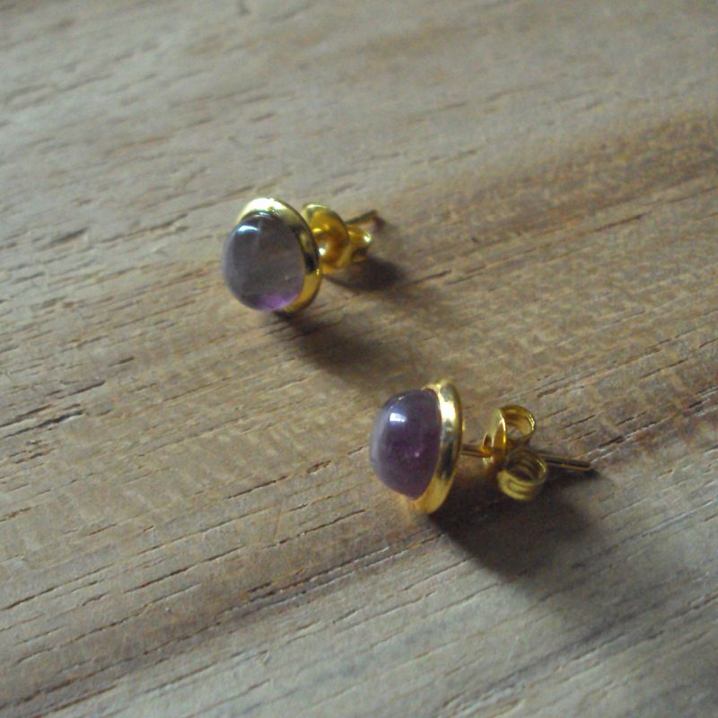 Boucles d'oreilles avec petit cabochon  de 5 mm de diamètre, en pierre naturelle améthyste, fermoir en alliage de cuivre, neuves