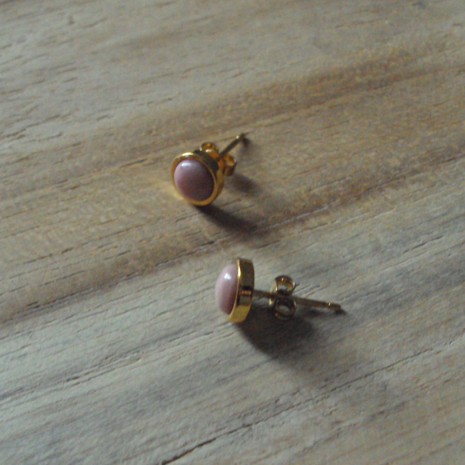 Boucles d'oreilles avec petit cabochon  de 5 mm de diamètre, en pierre naturelle rhodochrosite, fermoir en alliage de cuivre, neuves