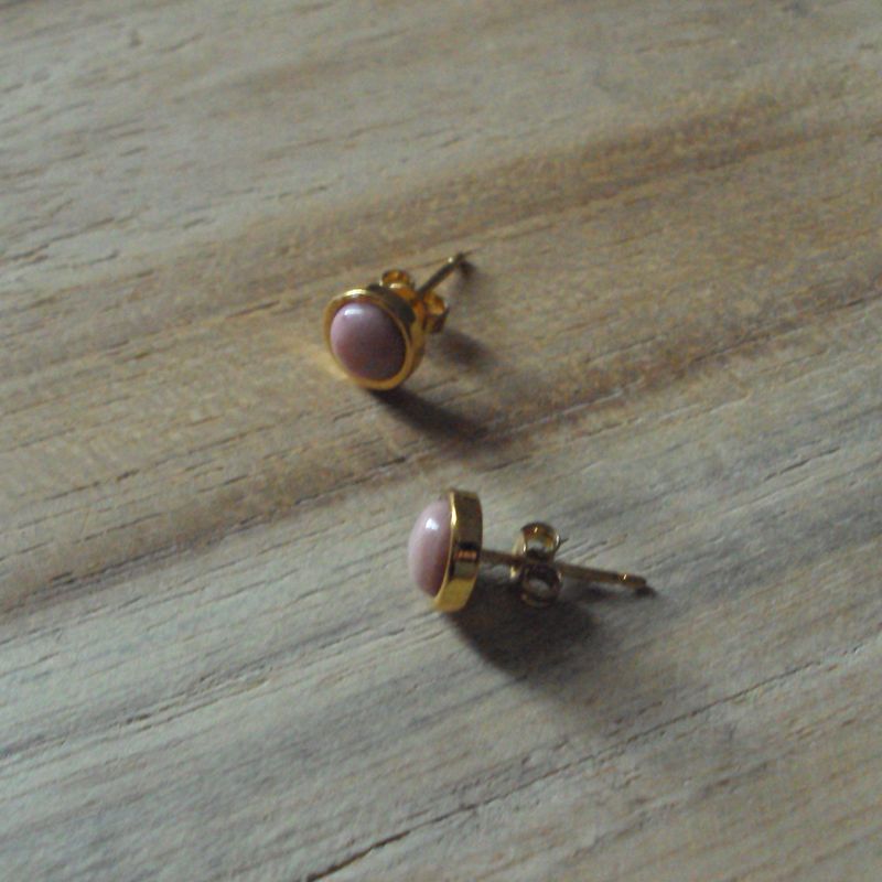 Boucles d'oreilles avec petit cabochon  de 5 mm de diamètre, en pierre naturelle rhodochrosite, fermoir en alliage de cuivre, neuves