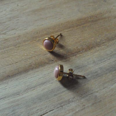 Boucles d'oreilles avec petit cabochon  de 5 mm de diamètre, en pierre naturelle rhodochrosite, fermoir en alliage de cuivre, neuves