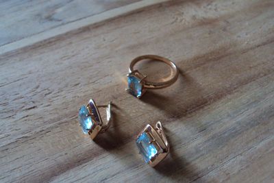 Bague et boucles d'oreilles avec véritable pierre fine naturelle précieuse topaze bleu clair, neuves