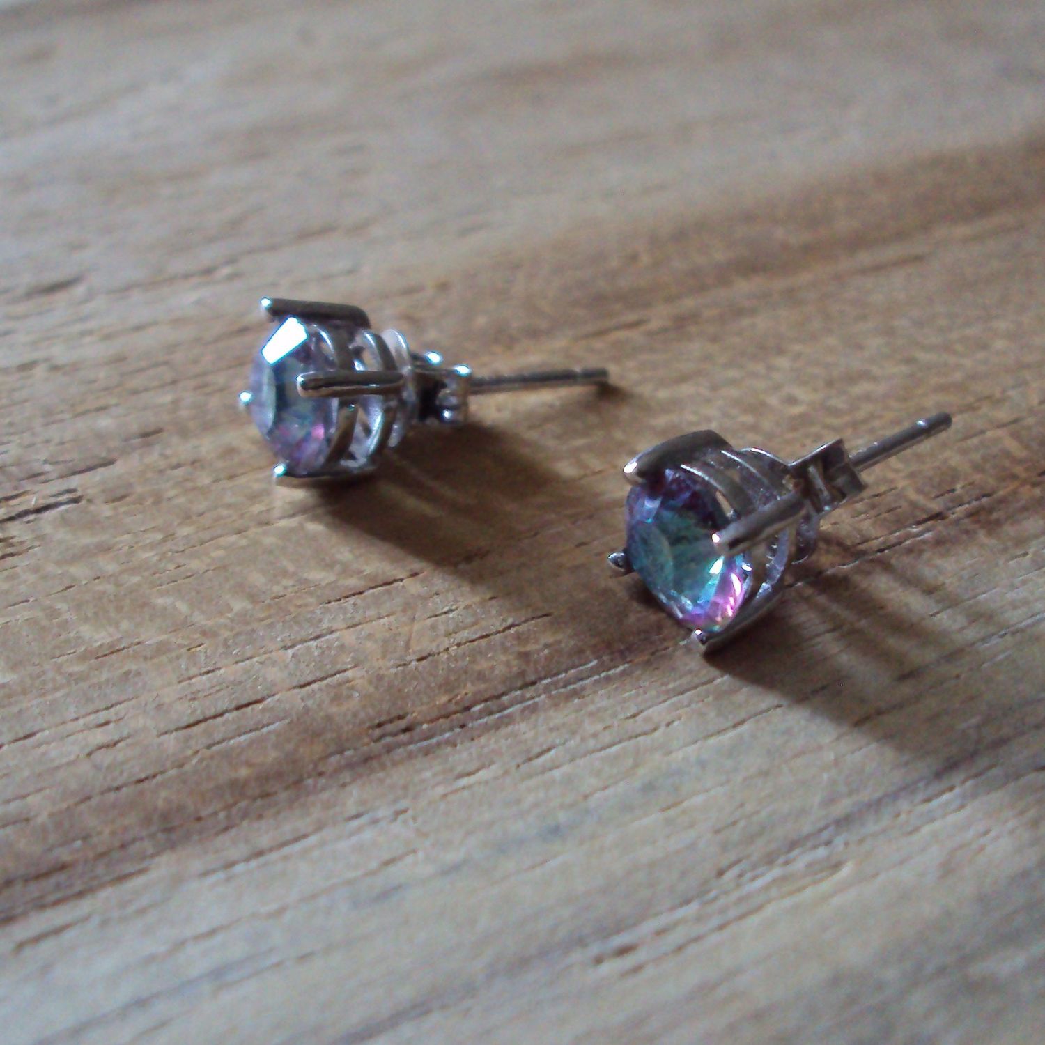 Boucles d'oreilles modèle "puces", avec pierre fine naturelle topaze mystique de 2.08 carats, fermoir en argent sterling 925, neuves