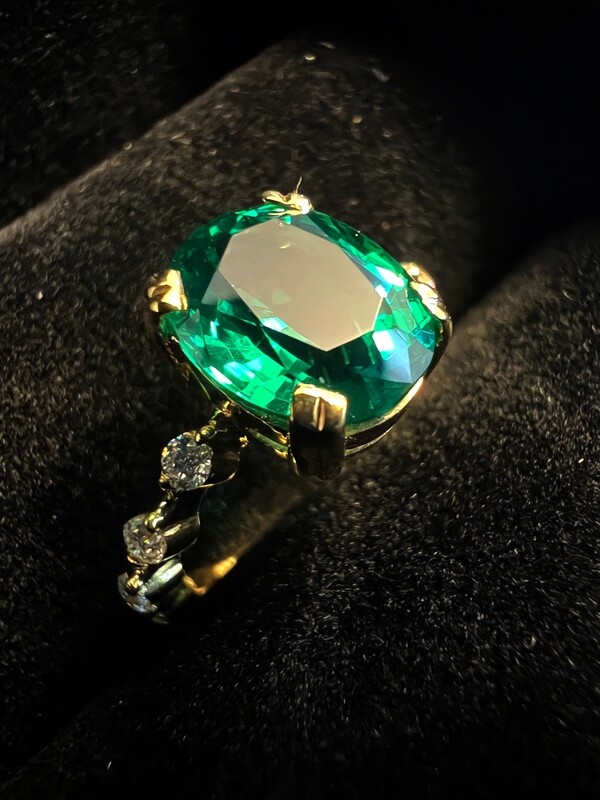 Oval-Cut Emerald Gemstone Ring (Fritz)
