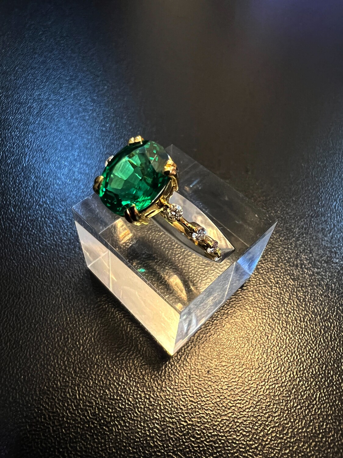 Oval-Cut Emerald Gemstone Ring (Fritz)