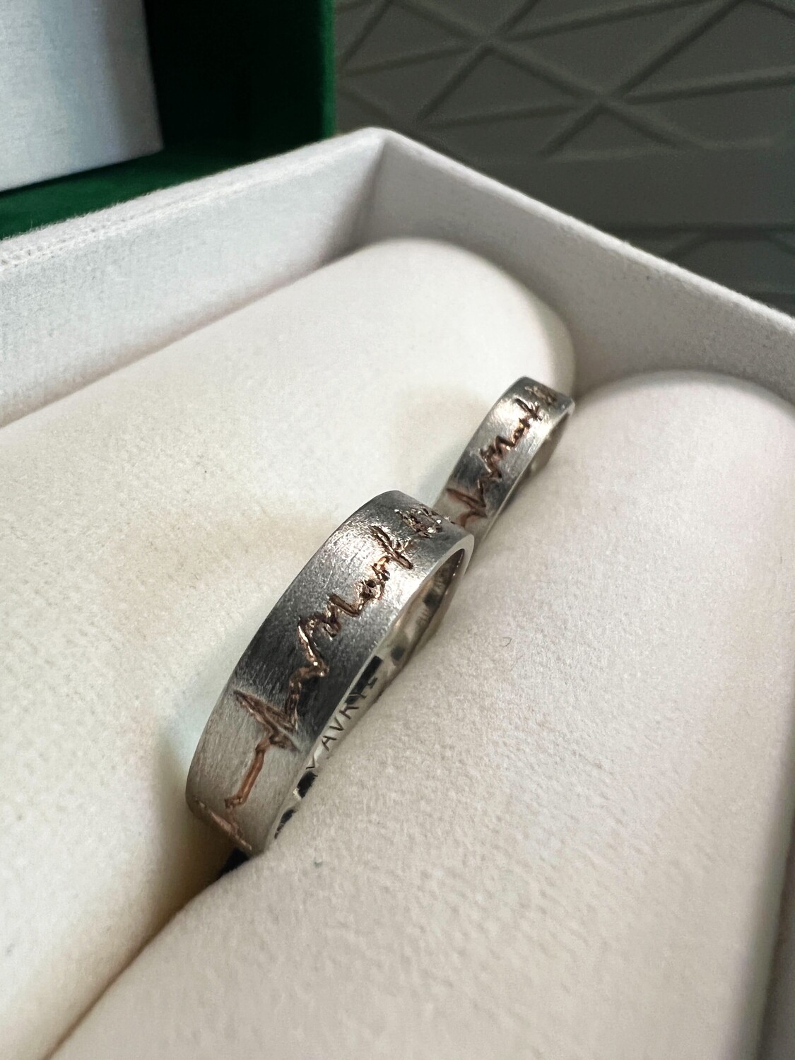 Heartbeat Lines Inspired Wedding Rings (Pintig)