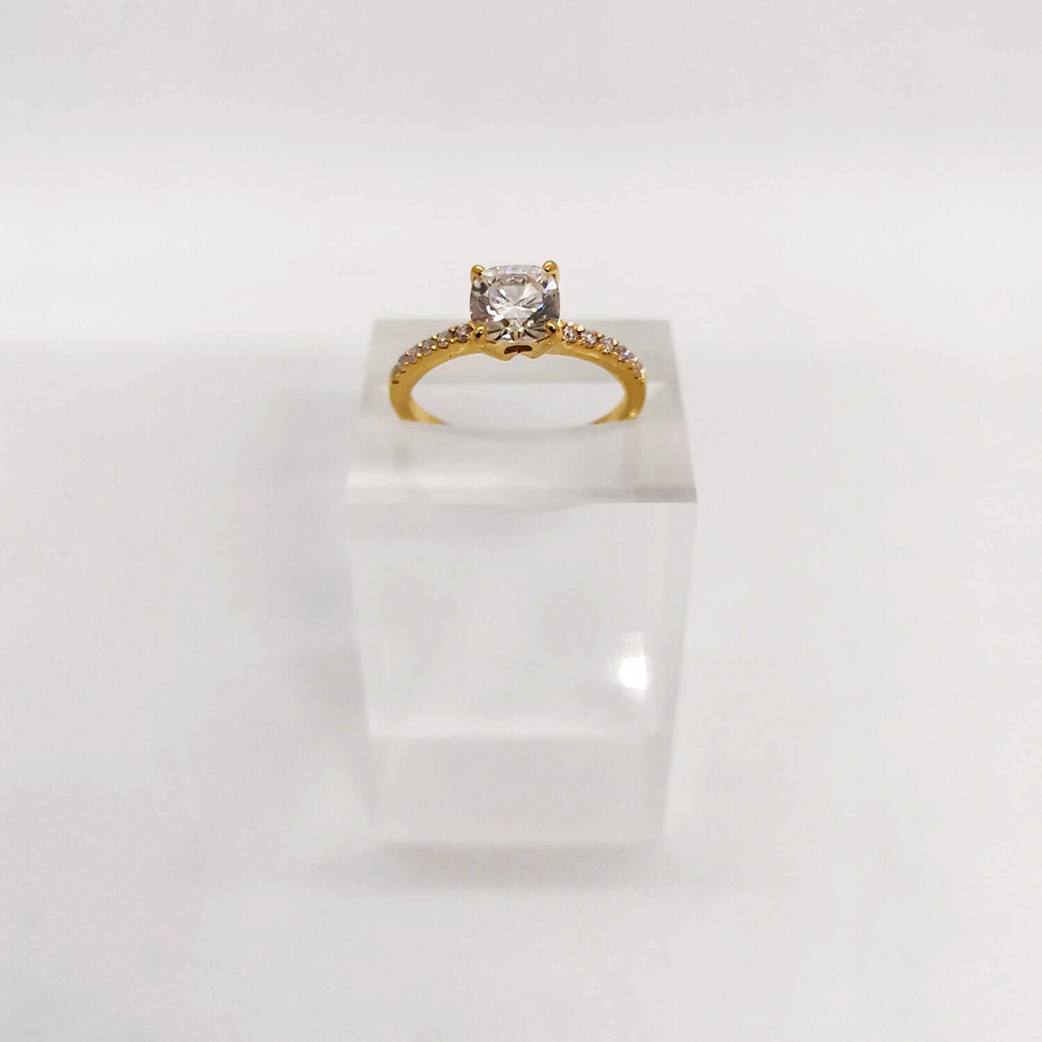Cushion-Cut Solitaire Engagement Ring (Glamira)
