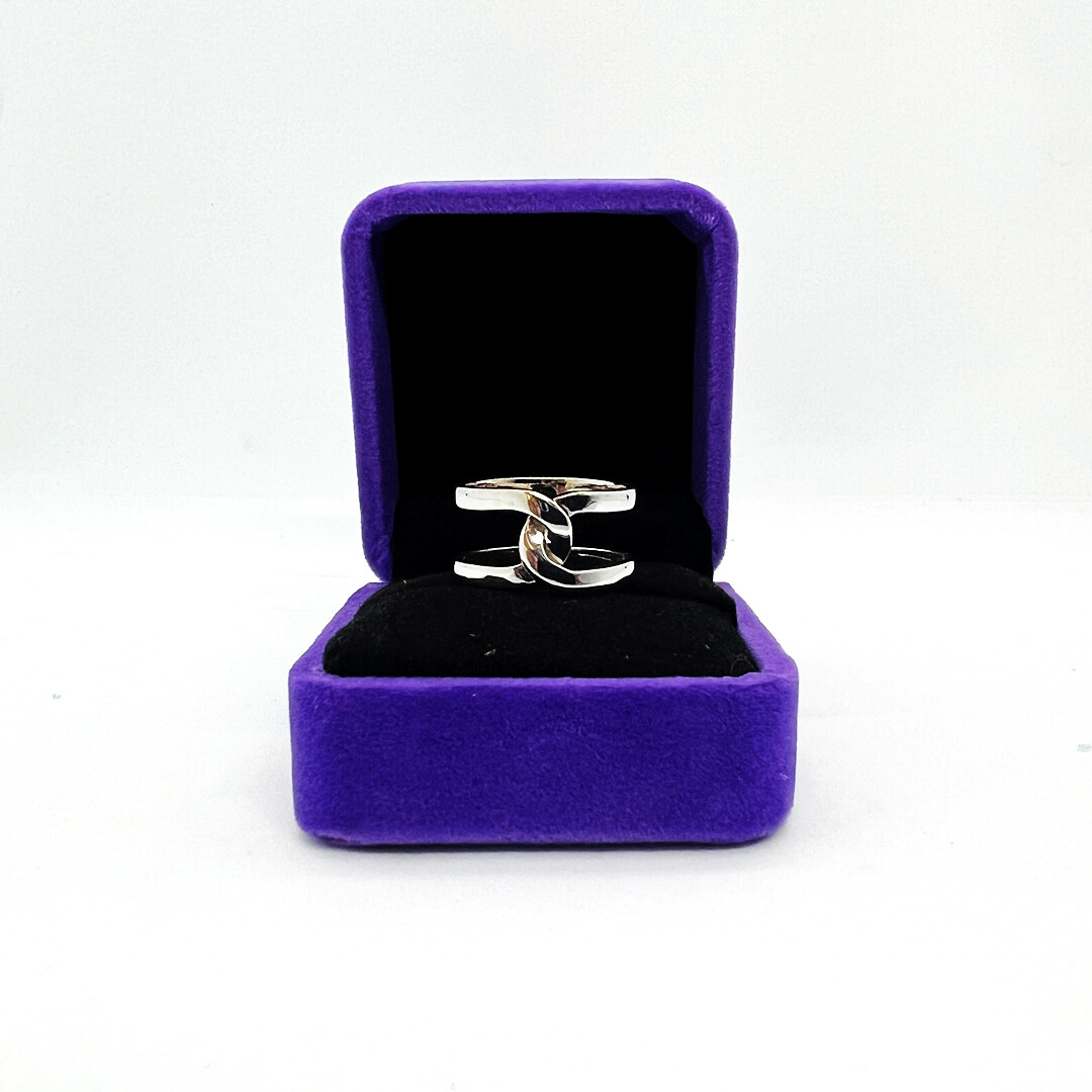 Twisted Lines Minimalist Ring (Akap) Twisted Lines Minimalist Ring (Akap)