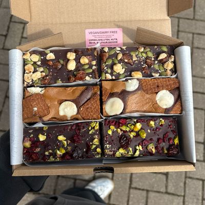 VEGAN TREATS BOX