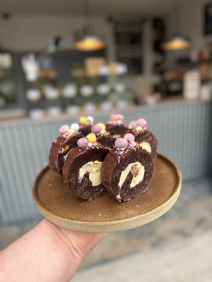 MINI EGG BROWNIE LOG 🪵