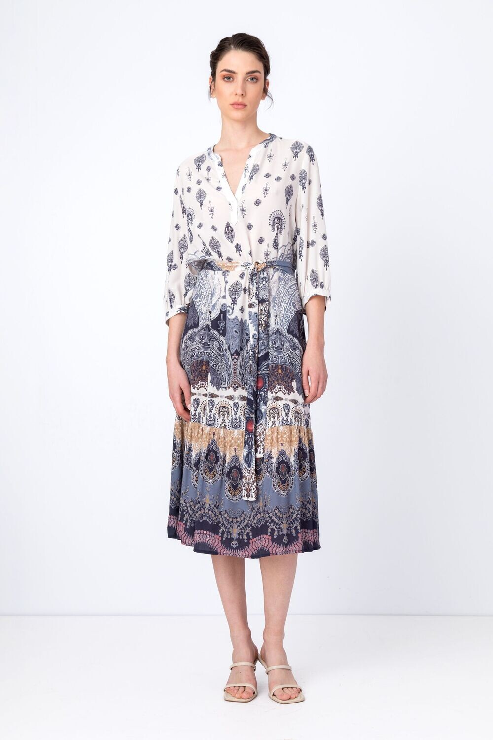 IVKO Woman 
Kleid mit V-Ausschnitt und filigranem Motiv