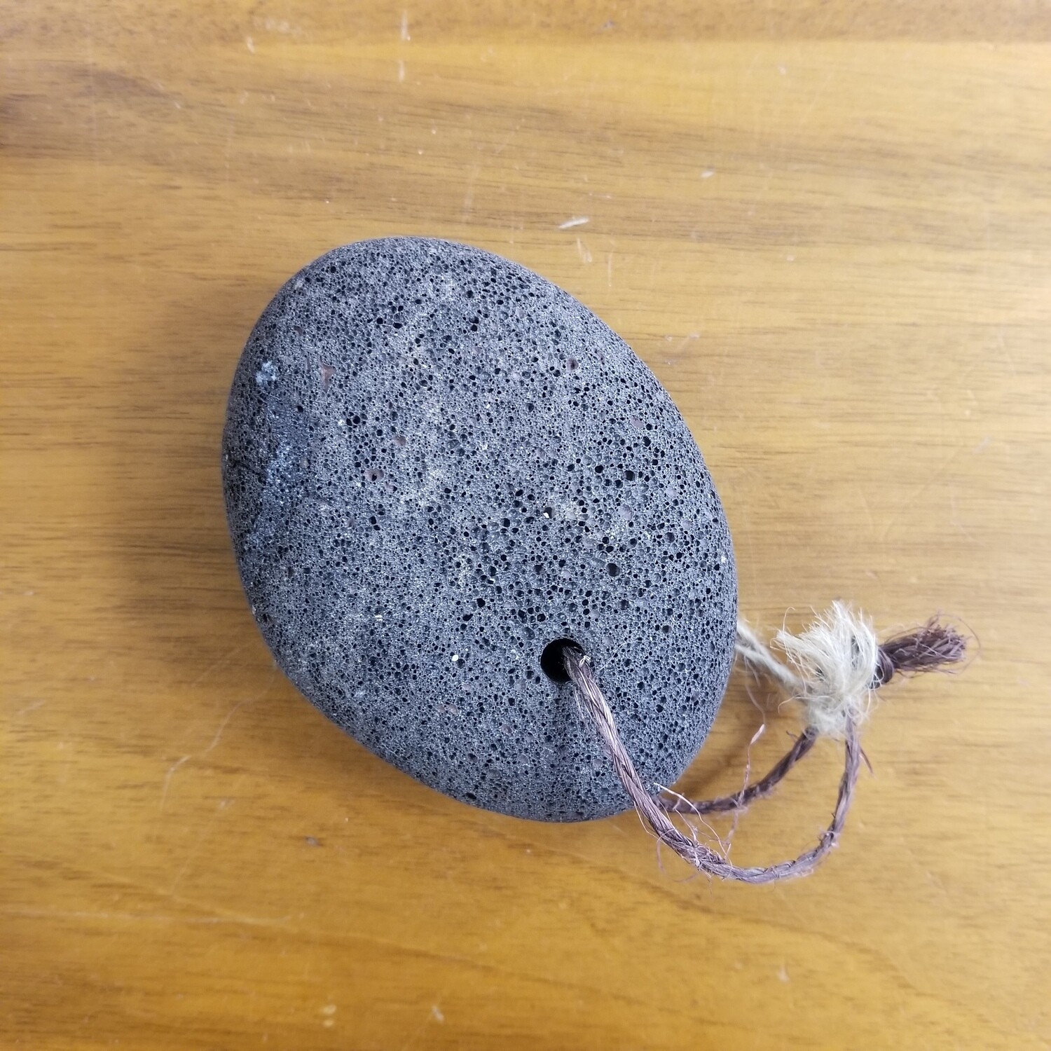 Pierre ponce volcanique foncée avec corde