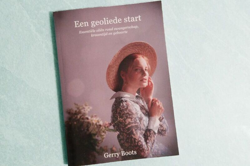'Een geoliede start' boek: Essentiële oliën rond zwangerschap, geboorte en kraamtijd