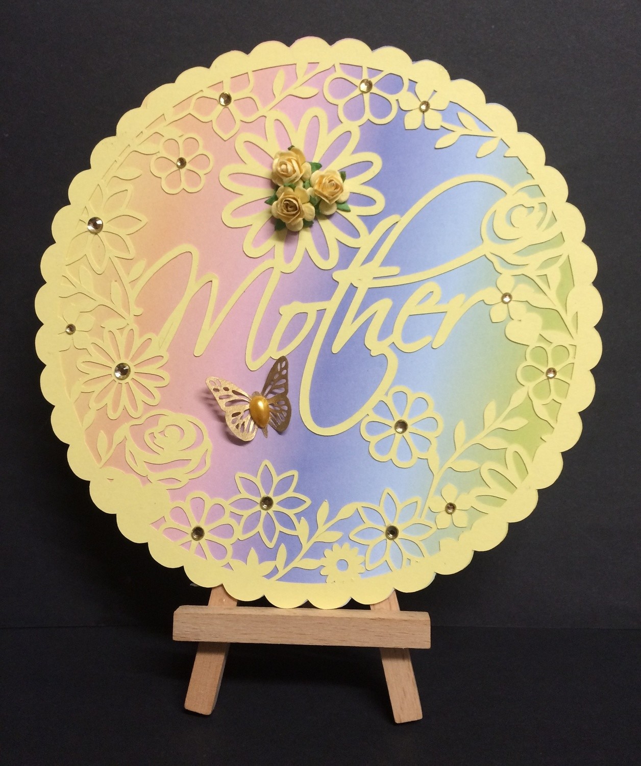 Mother decorative round frame ideal for Mother's Day.