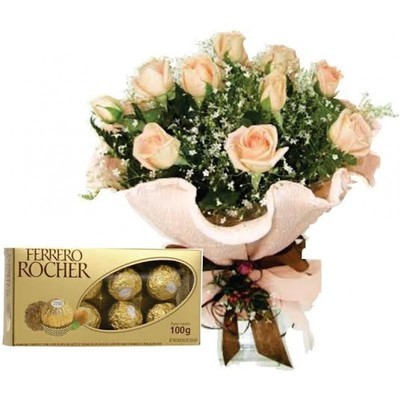 Bouquet com rosas chá e bombom Ferreiro Rochê