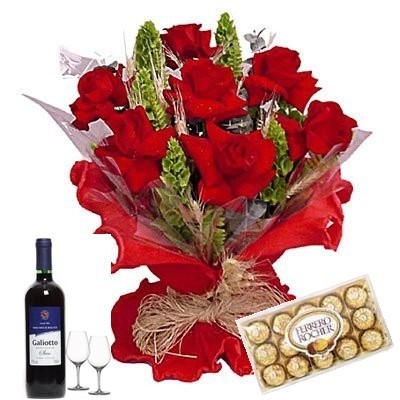 Bouquet com rosas colombianas, bombom Ferreiro Rochê e vinho