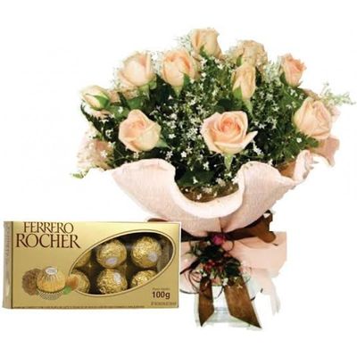 Bouquet com rosas chá e bombom Ferreiro Rochê