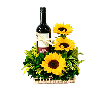 Arranjo de Girassóis no Cachepolt e uma garrafa de vinho