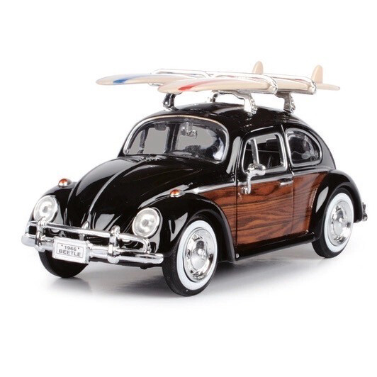 1966 Volkswagen Beetle con tabla de surf