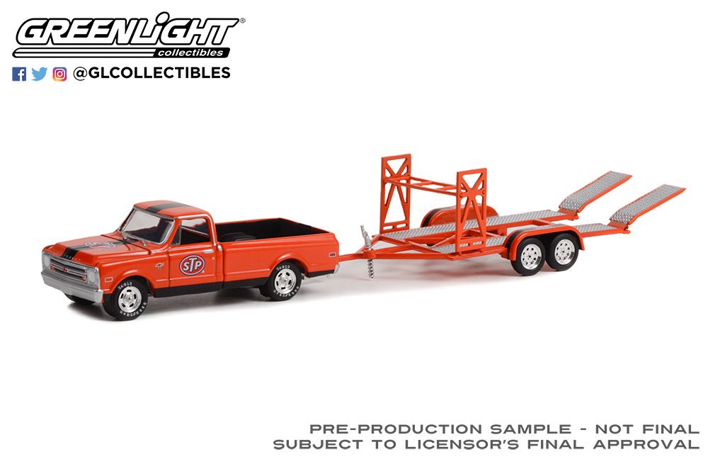 1968 Chevrolet C-10 STP con remolque de automóvil Tándem