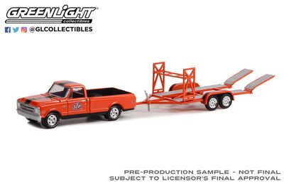 1968 Chevrolet C-10 STP con remolque de automóvil tándem