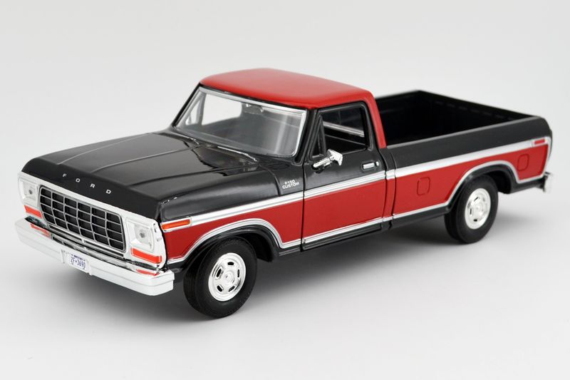 1979 Ford F-150 Custom Pick up Negro con Rojo