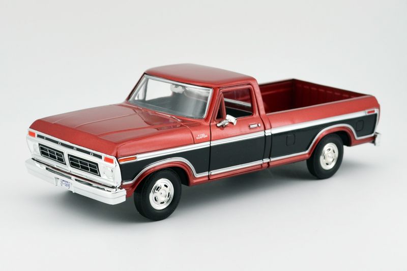 1977 Ford F-150 Custom Tinto con Negro