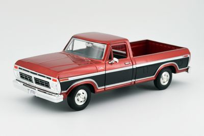 1977 Ford F-150 Custom Tinto con Negro