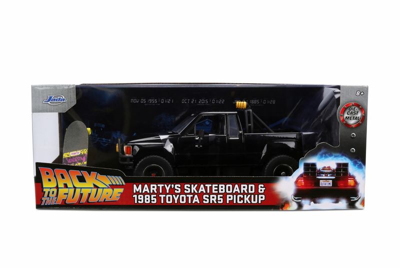 1985 Toyota Hilux SR5 pick up con patineta Volver al futuro 1985 Toyota Hilux SR5 pick up con patineta Volver al futuro