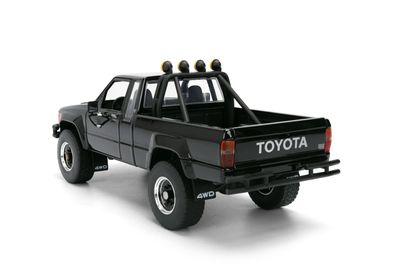 1985 Toyota Hilux SR5 pick up con patineta Volver al futuro