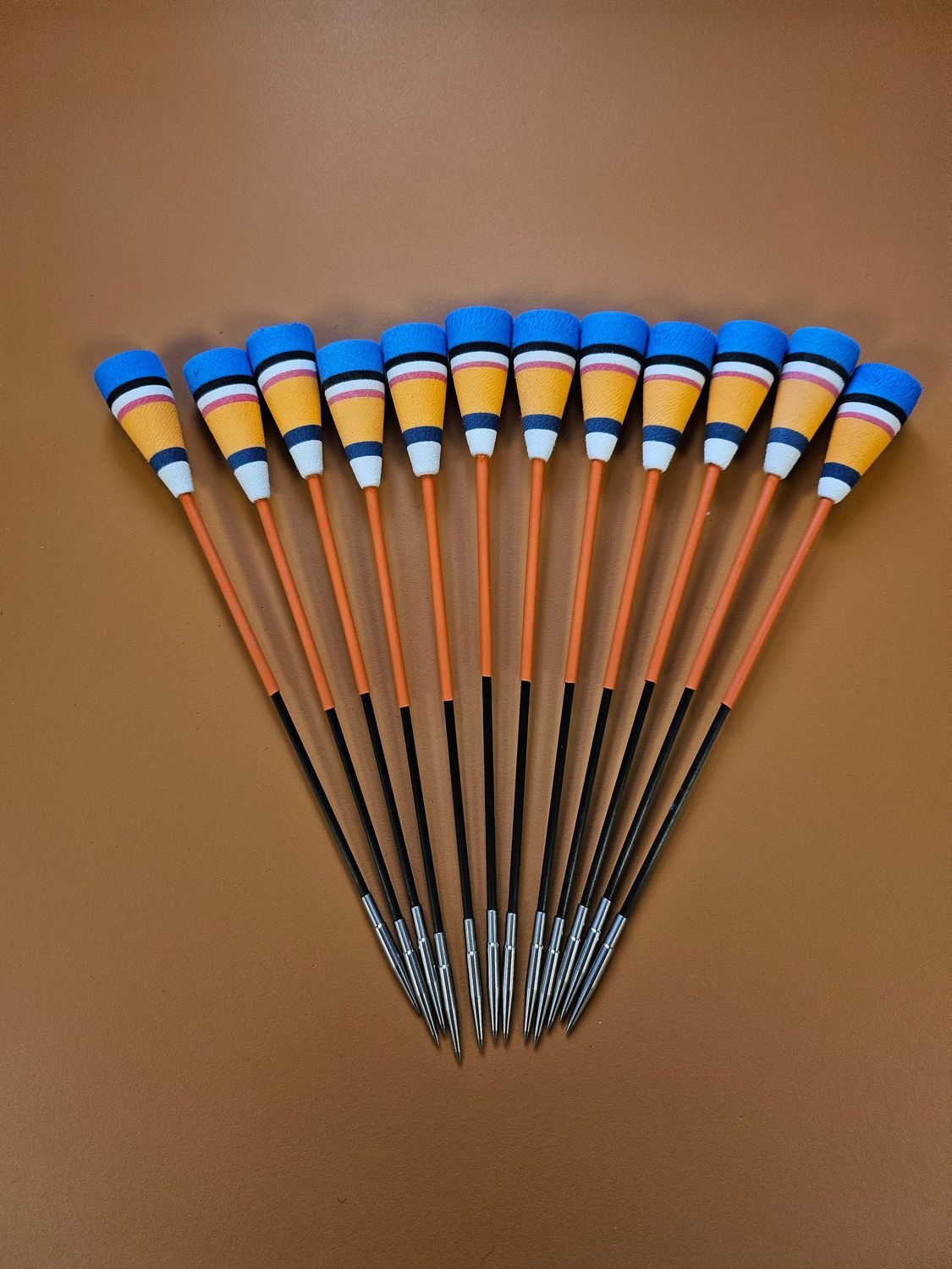 Pfeil mit Indonesischer Schaumkone. Satz mit 12 Stück