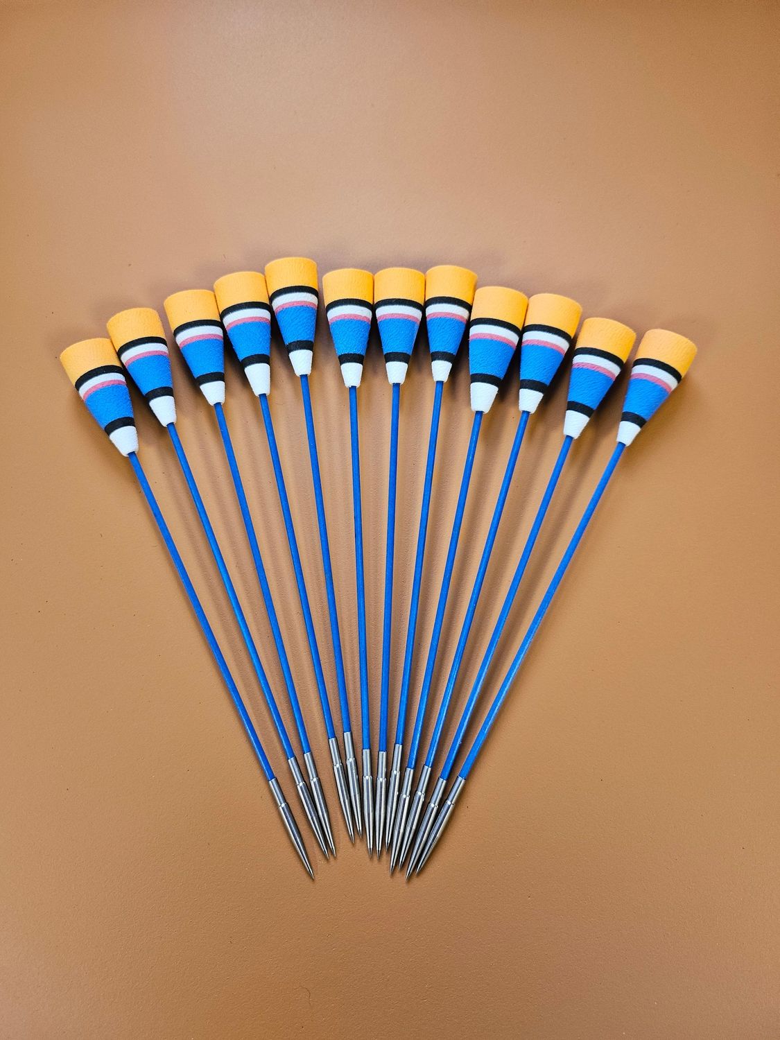 Pfeil mit Indonesischer Schaumkone. Satz mit 12 Stück