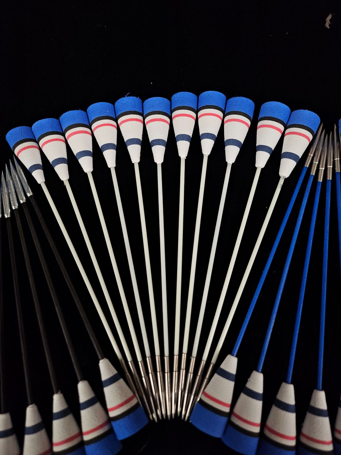 Pfeil mit Indonesischer Schaumkone. Satz mit 12 Stück