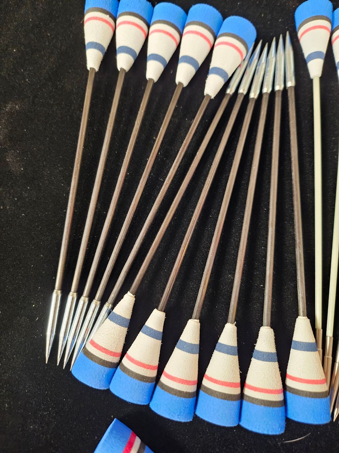 Pfeil mit Indonesischer Schaumkone. Satz mit 12 Stück