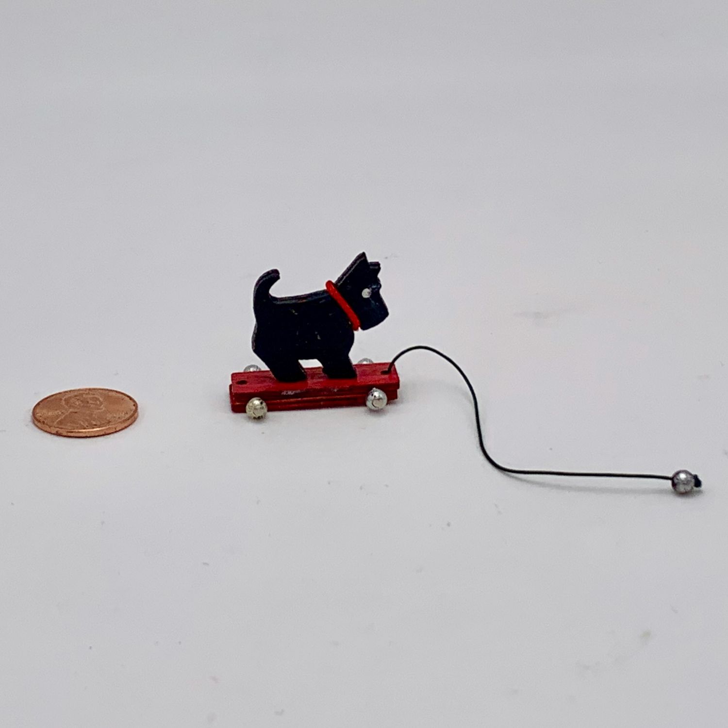 HAND-PAINTED SCOTTY DOG PULL-TOY 1:12