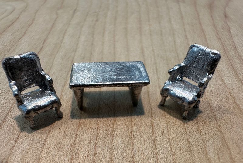 1:144th Metal Table and Two Chairs