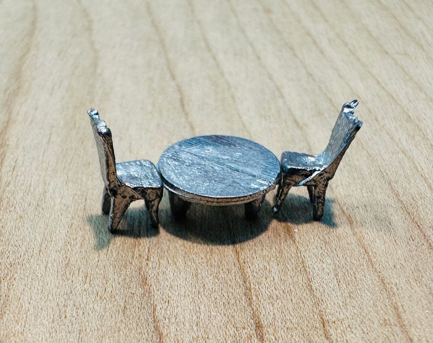 1:144th Metal Round Table and Two Chairs