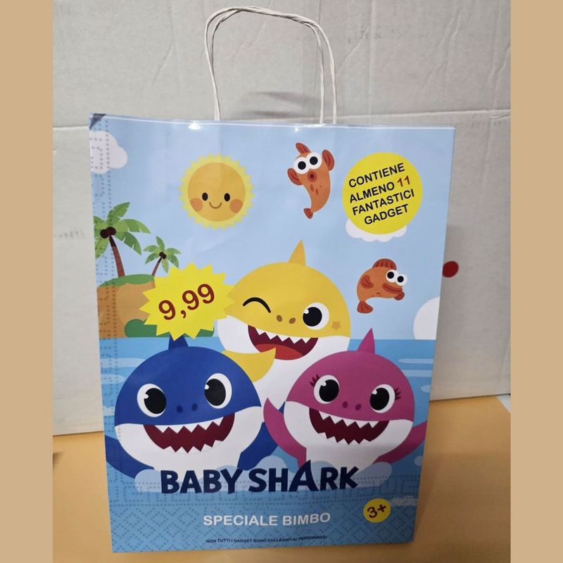 Shopper Baby Shark per bambino con 11 regali - (5 pezzi) Shopper Baby Shark per bambino con 11 regali - (5 pezzi)