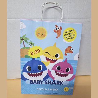 Shopper Baby Shark per bambina con 11 regali - (5 pezzi) Shopper Baby Shark per bambina con 11 regali - (5 pezzi)