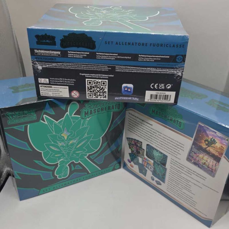 Pokémon Set Allenatore Fuoriclasse dell'espansione Scarlatto e Violetto - Crepuscolo Mascherato (3 pz.) Pokémon Set Allenatore Fuoriclasse dell'espansione Scarlatto e Violetto - Crepuscolo Mascherato (3 pz.)