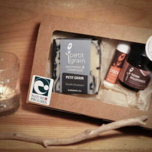 Coffret cosmétiques BIO
Savon de 100 grammes	

Baumes 25 ml	

Stick à lèvres