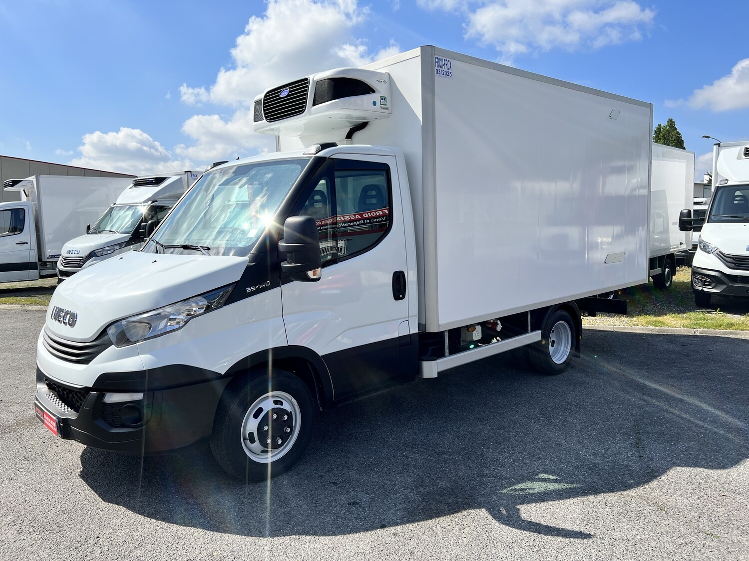 IVECO DAILY 35C14 Châssis Cabine Roues Jumelées 2.3 L 140 Ch EURO 6 Caisse 6 Palettes Frigorifique en Bi-Température (Séparation amovible) Avec Porte Latérale &amp; Climatisation