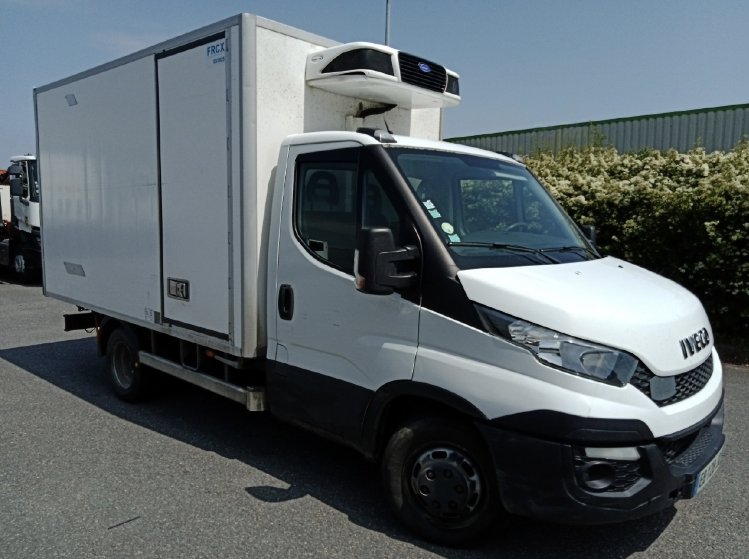 IVECO DAILY 35C13  Châssis Cabine Roues Jumelées 2.3 L 130 Ch Boite Automatique Frigorifique avec Climatisation + Porte latérale