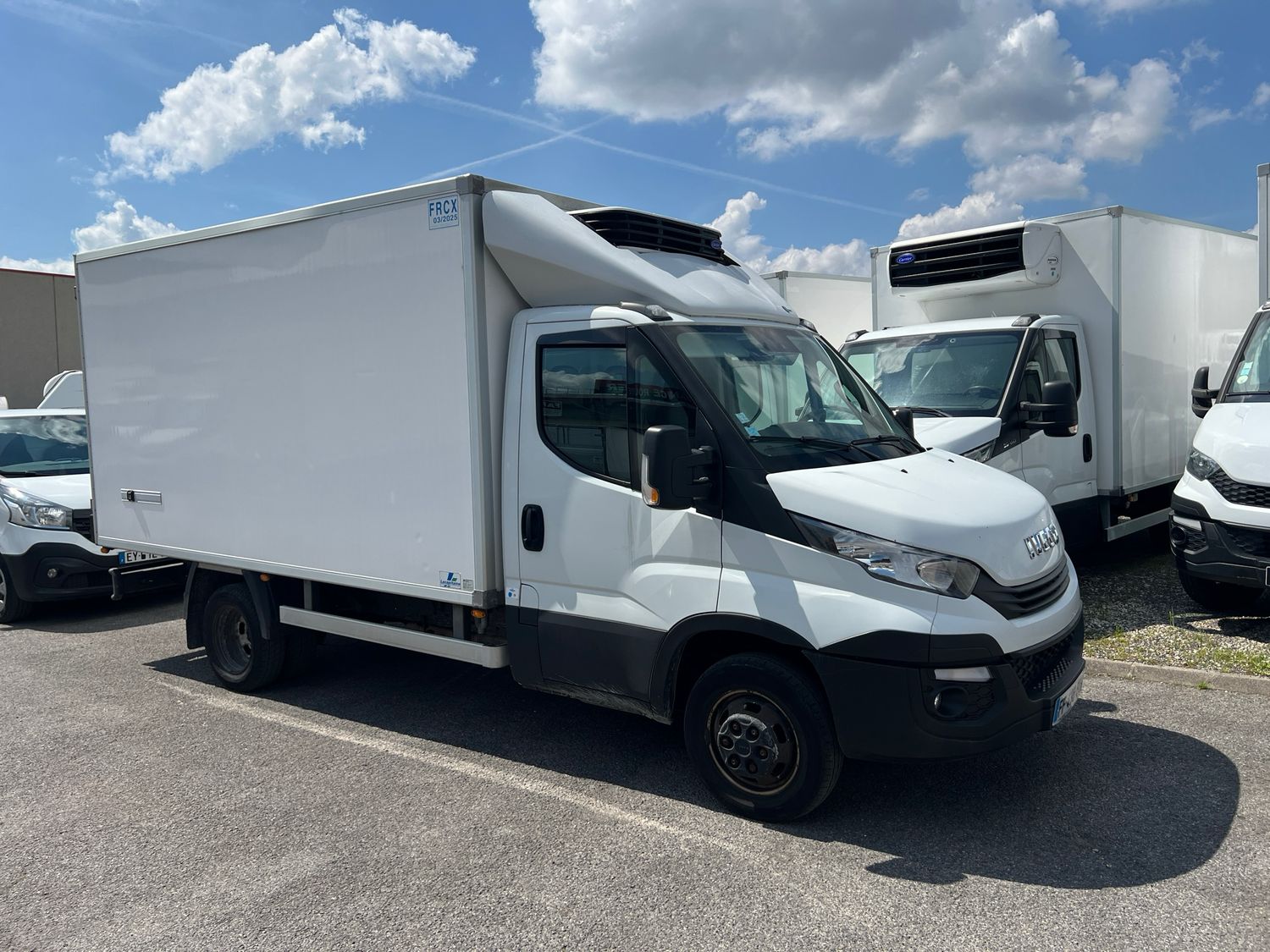 IVECO DAILY Châssis Cabine Roues Jumelées 35C15 Moteur 3 L à Chaîne de distribution 3.0 150 Ch Frigorifique avec Clim, Attelage Remorque &amp; Caisse Grand Volume Longue = 3.70 m 6 Palettes