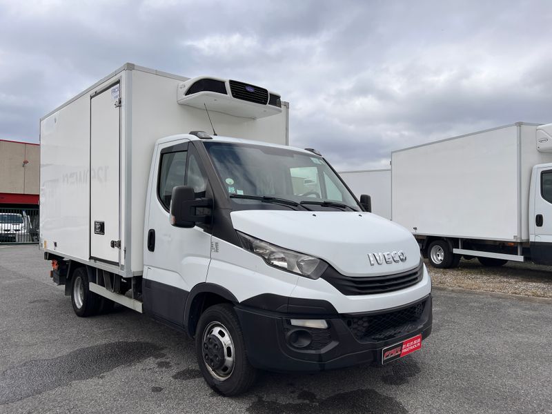 IVECO DAILY 35C14 Châssis Cabine Roues Jumelées 2.3 L 140 Ch EURO 6 BVM6 Frigorifique avec Hayon élévateur, Porte latérale et Climatisation -Caisse Large = 2.05 m IVECO DAILY 35C14 Châssis Cabine Roues Jumelées 2.3 L 140 Ch EURO 6 BVM6 Frigorifique avec Hayon élévateur, Porte latérale et Climatisation -Caisse Large = 2.05 m